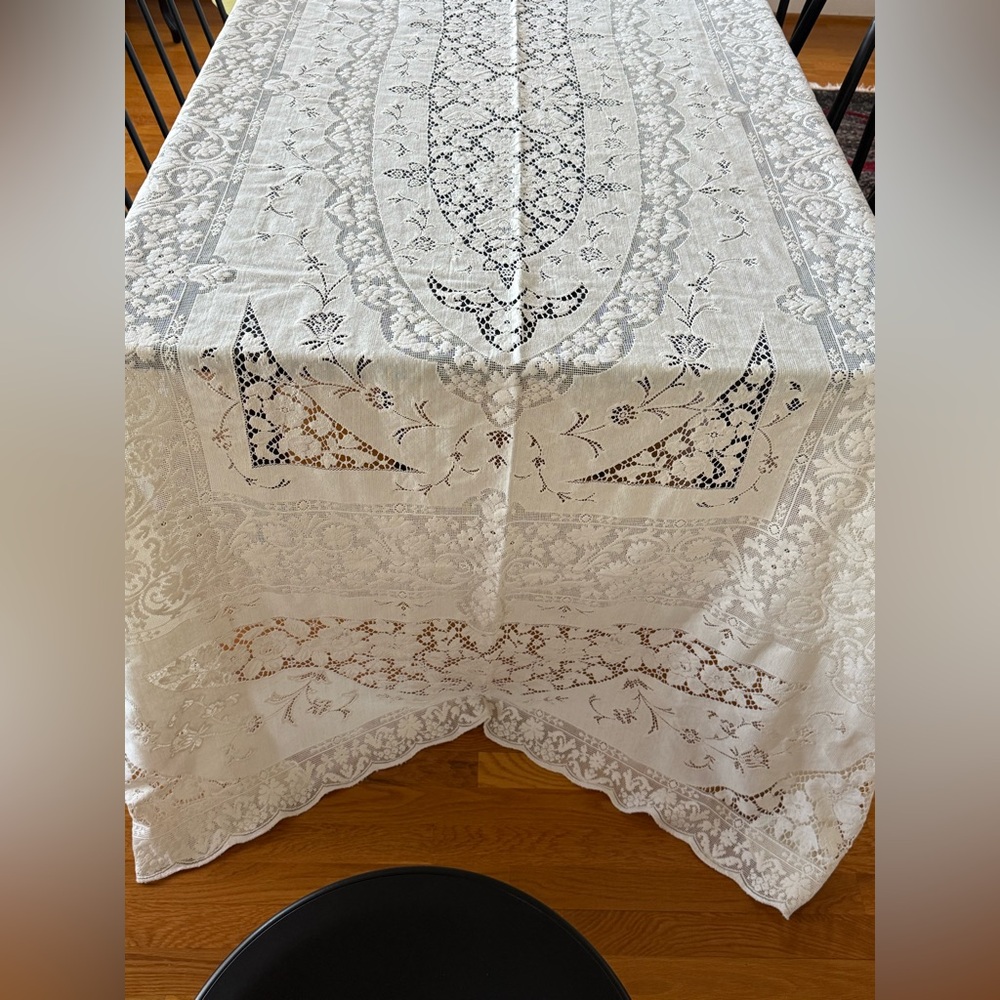 Gorgeous Large Vintage Cream Lace Tablecloth - Picture 7 of 10